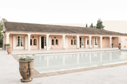 Le pavillon sur le terrain du château Le pavillon sur le terrain du château