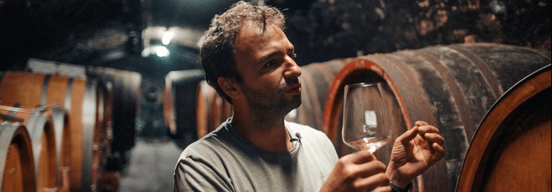 Le vigneron Jakob Schneider Junior dans la cave à vin