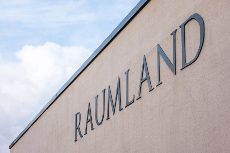 Lettrage sur la nouvelle vinothèque