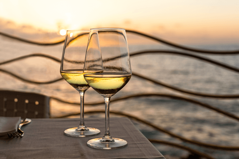 Verres à vin devant la Sicile