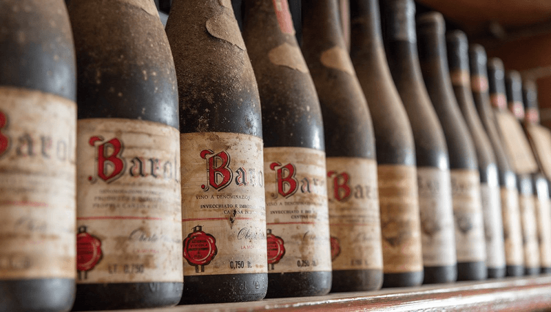 Bouteilles de Barolo historiques dans la cave du domaine