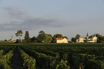 Panorama du domaine, à droite le château, à gauche l'église
