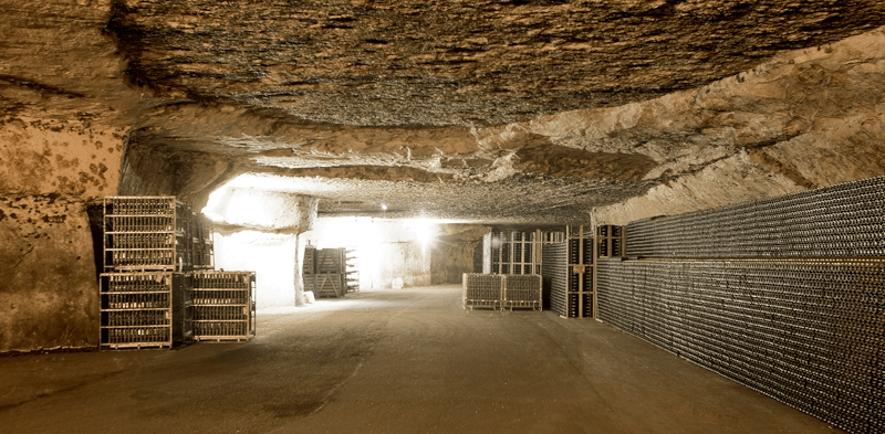 Caves Bailly Lapierre Stockage de bouteilles dans la grotte Caves Bailly Lapierre Stockage de bouteilles dans la grotte