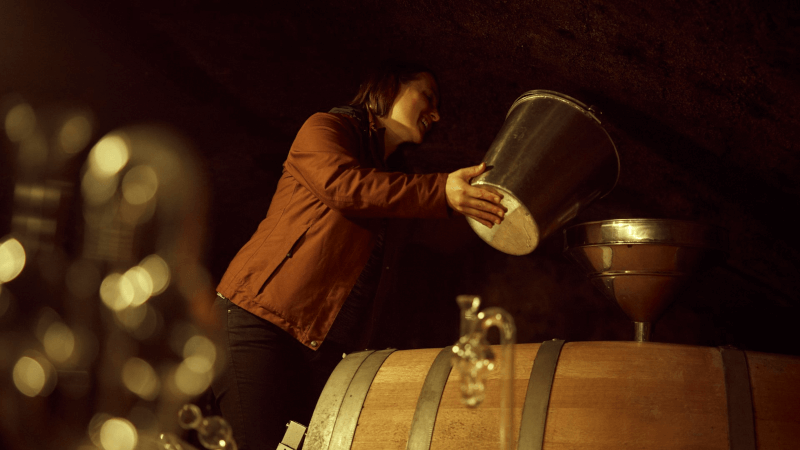 Sarah dans la cave du domaine - Photo T.Vollmer